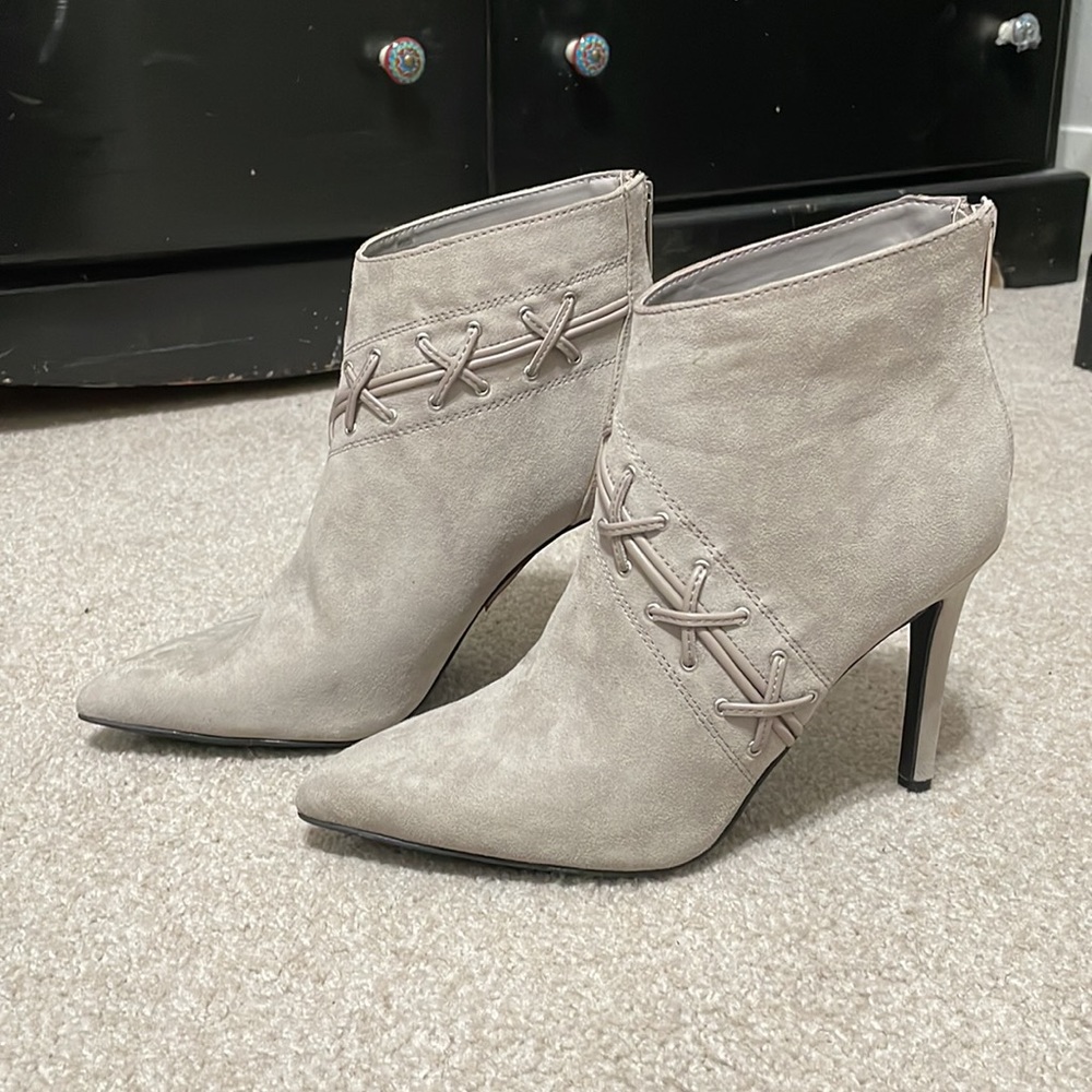 Women’s 8.5 Guess gray stiletto heel boots.